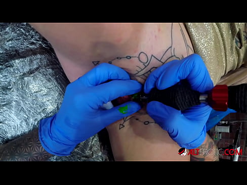 ❤️ Extrem tattooed Hottie Sully Savage krut en Tattoo op hirem Klitoris ❤️ Sluts bei eis lb.fullpornercom.ru ❌️